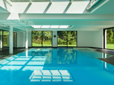 4 Dingen om te overwegen voor de aankoop van een indoor zwembad
