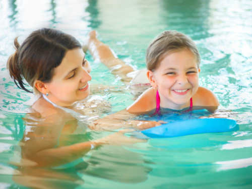 ventajas piscina cubierta disfrutar de la construcción durante todo el año construcción niños ejercicio infantil
