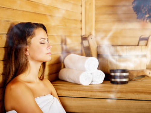 mujer de bienestar relajándose en la sauna o en el baño de vapor