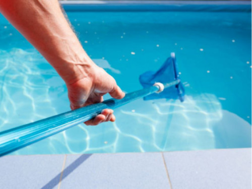 mantenimiento de la limpieza de primavera de la piscina abierta