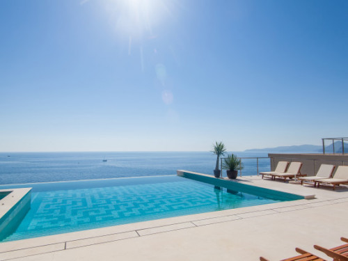 Piscina transbordante com vista para o mar e para o mar