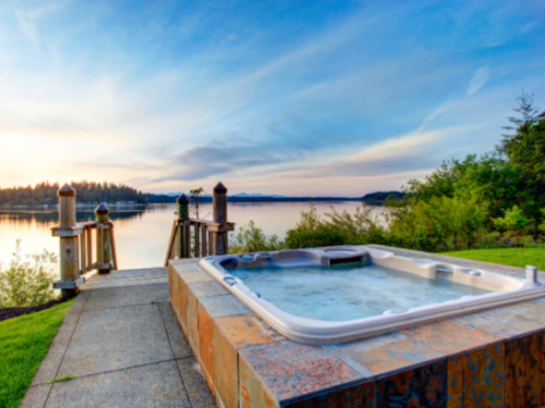 Spa al aire libre con vista al lago y a las montañas