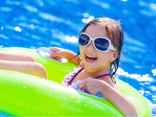 Les enfants sages connaissent les règles de la piscine