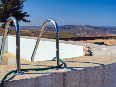 Perché è consigliabile svuotare parzialmente la piscina prima dell'inverno?   