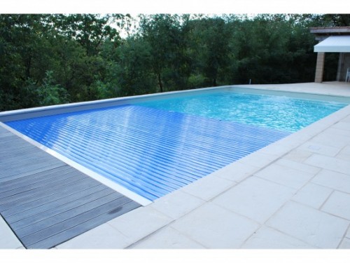 A IMM'Box da Abriblue é uma cobertura automática de piscina que proporciona uma solução de qualidade e ambiental.