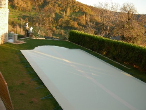 Piscine avec couverture d'hivernage